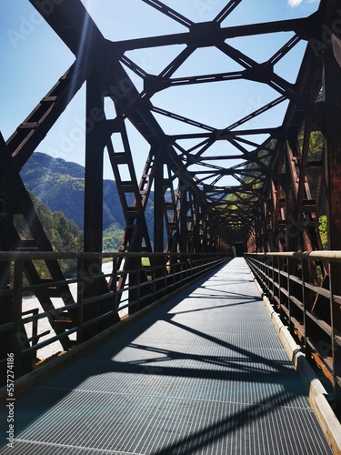 Fachwerkbrücke aus Stahl als Radweg über einen Fluss