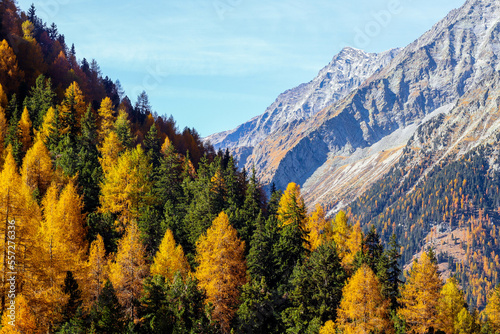 Antholz  S  dtirol  Herbstliches Bergpanorama in Pastell