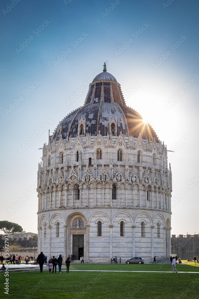 Battistero di Pisa al tramonto