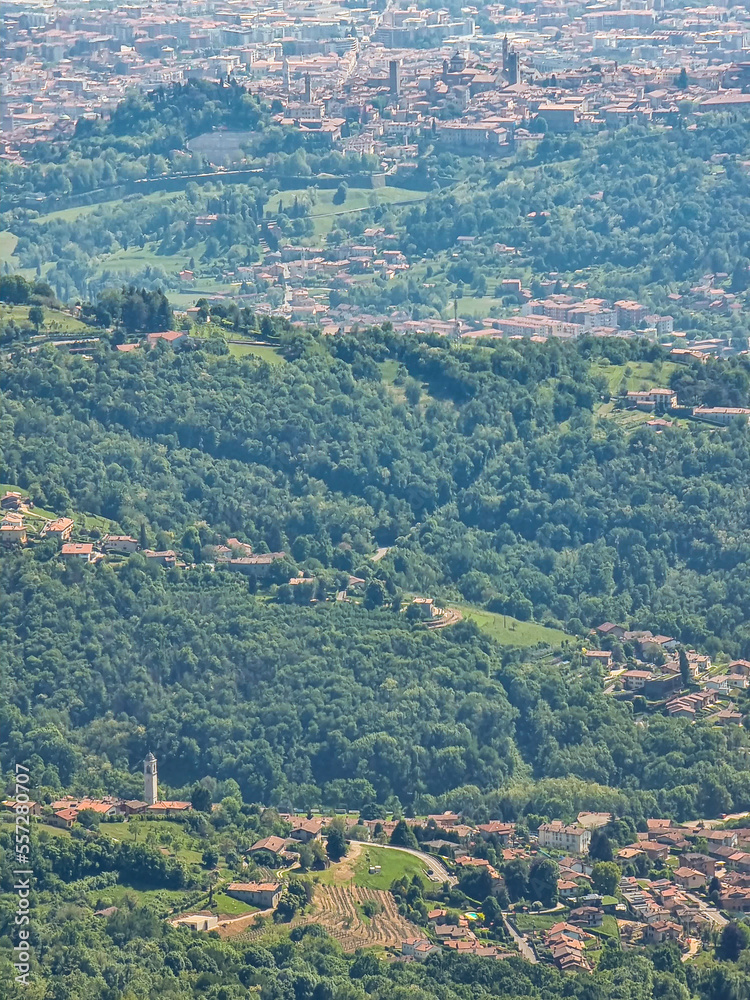 Fototapeta premium view of the mountains