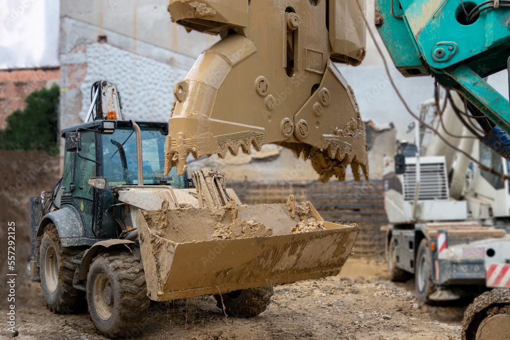 Underground diaphragm wall hydraulic grab. Duty cycle crawler crane machine for dredging, dragline operation or foundation work. Construction of diaphragm wall using grab system.