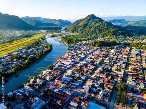 vista aérea del rio Huallaga región Huánuco y la ciudad de Tingo María PERU