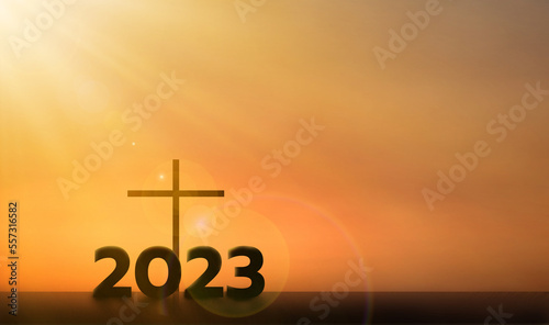 Fotografia 2023 new year gold sunrise sky, cross jesus hope background, golden wallpaper po