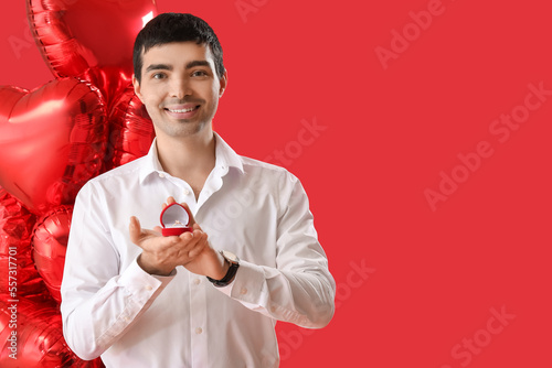 Young man with engagement r...