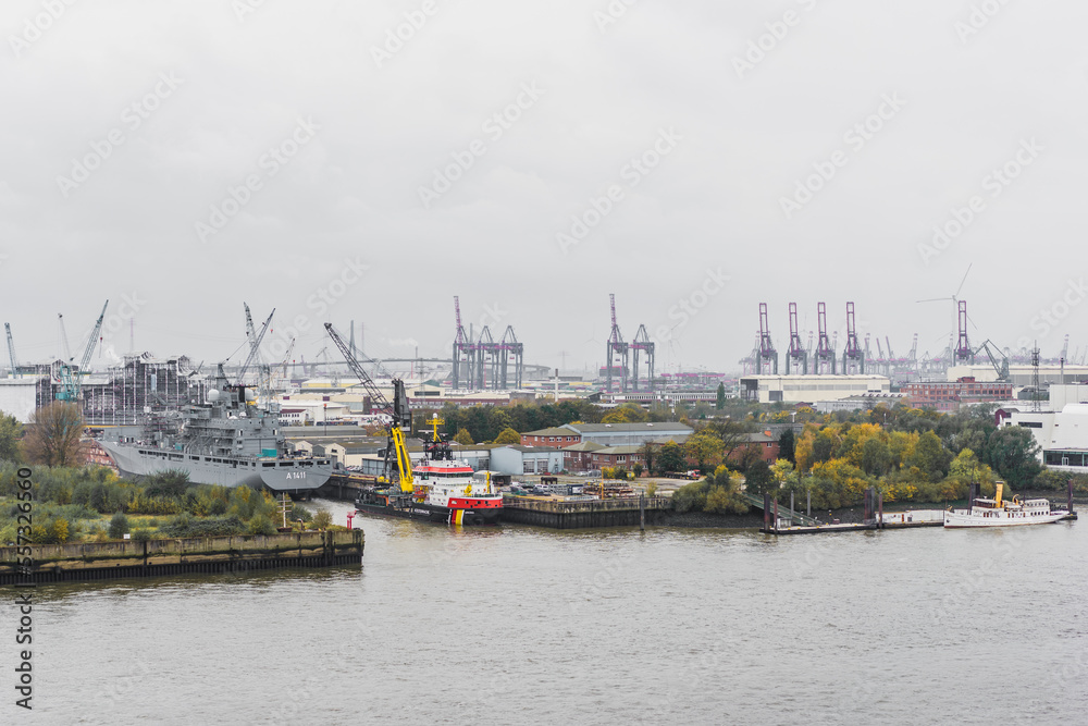 Crane lifts in Hamburg port