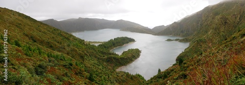 Photo panoramique du lac de cratère du Lagoa do Fogo sur l'île de Sao Miguel dans l'archipel des Açores au Portugal.Europe