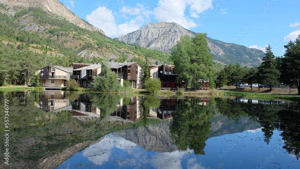 Fototapeta premium Hotel Restaurant am See in den Alpen Frankreich