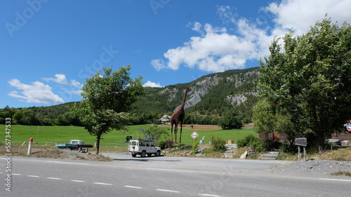 Giraffen Statue mit Safari SUV in Frankreich Alpen