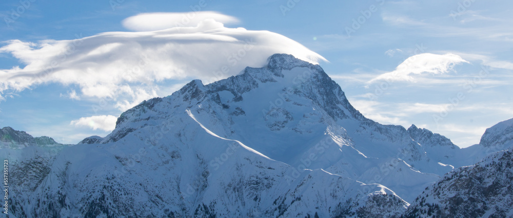 sommet de montagne enneigée dans le massif des écrins en hiver