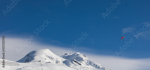 paraski aux Deux Alpes dans le massif des Ecrins dans les Alpes en hiver en france