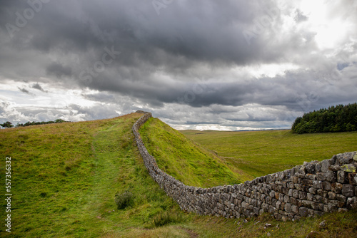 Jolie Photographie de paysage du mur d'Hadrien dans la campagne anglaise sous un ciel chargé de nuages gris