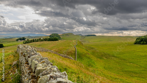 Photographie de paysage du mur d'Hadrien fuyant dans la campagne anglaise