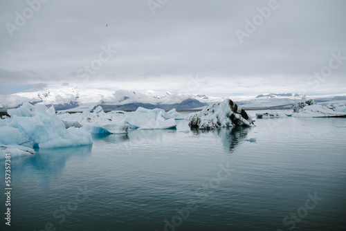 Many icebergs and ice floes in the glacial lagoon jökulsárlón in iceland, which has broken away from the glacier tongue breiðamerkurjökull. With a view of Hvannadalshnúkur in the background. © Katrin Friedl