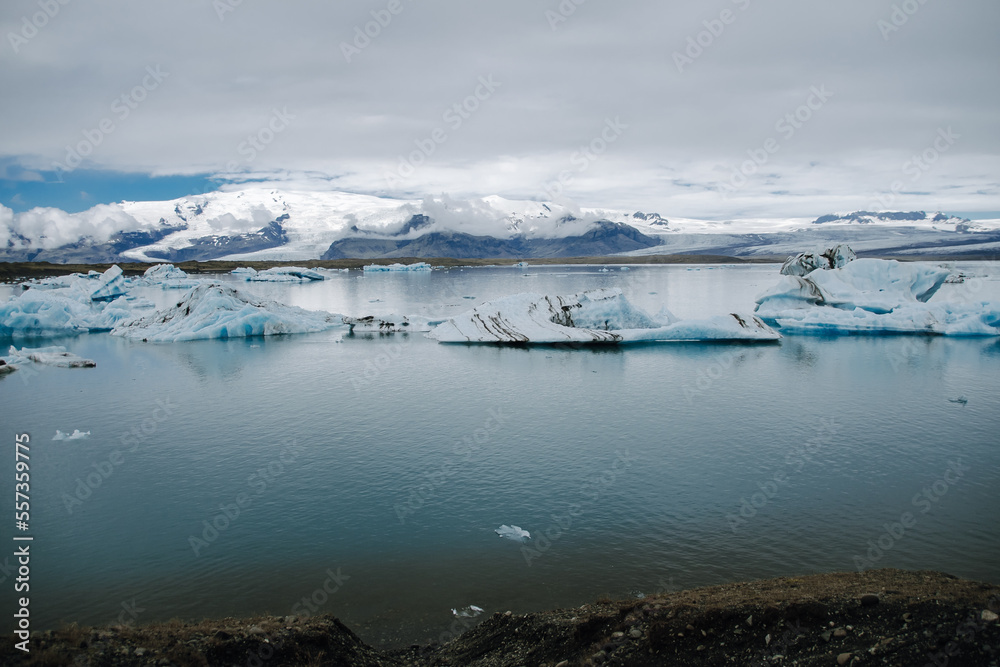 Many icebergs and ice floes in the glacial lagoon jökulsárlón in iceland, which has broken away from the glacier tongue breiðamerkurjökull. With a view of Hvannadalshnúkur in the background. Many icebergs and ice floes in the glacial lagoon jökulsárlón in iceland, which has broken away from the glacier tongue breiðamerkurjökull. With a view of Hvannadalshnúkur in the background.