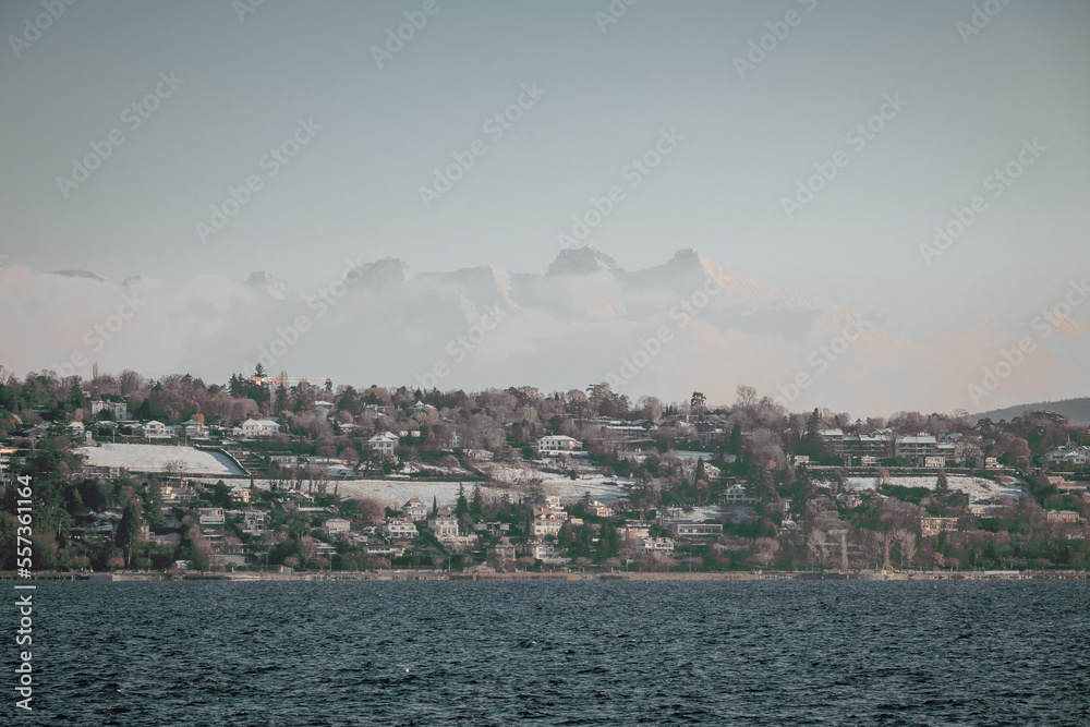 Fototapeta premium le Mont-Blanc depuis la plage de Chambésy