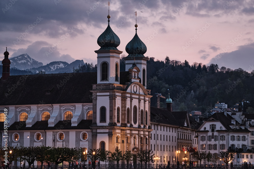 Obraz premium Chiesa dei Gesuiti di Lucerna di sera.