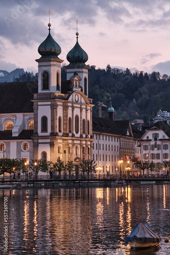 Chiesa dei Gesuiti di Lucerna di sera.