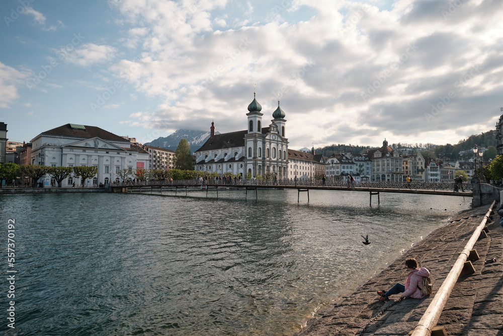 Obraz premium Lucerna, il fiume Reuss, la chiesa dei Gesuiti.