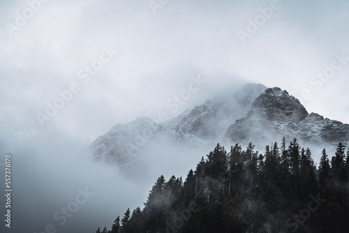 Wolkenverhangene Berge in den Alpen