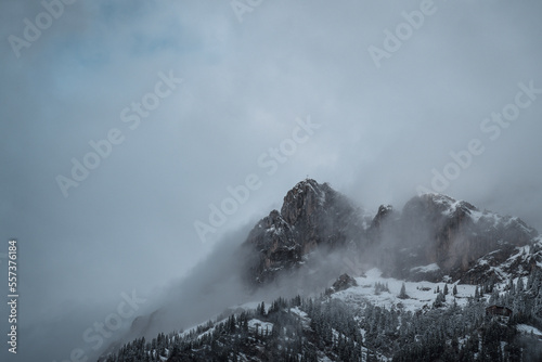 Wolkenverhangene Berge in den Alpen