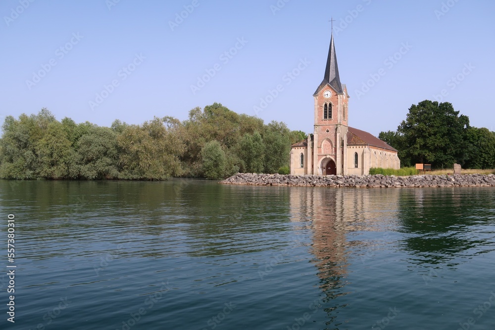 Église de Champaubert au bord du lac du Der Chantecoq, en Champagne Ardenne, dans la région Grand Est (France)