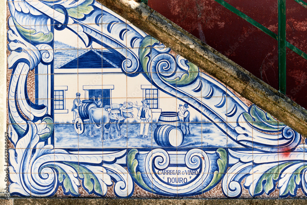 Obraz premium panels of azulejos, tiles, showing the transport of barrels by boat on the railway station of Peso da Regua, Portugal