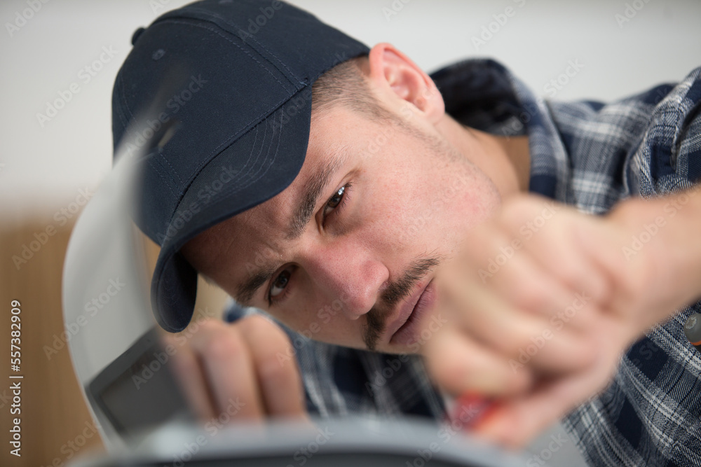 Obraz premium close up of worker holding a screwdriver