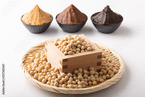 大豆と白味噌・赤味噌・三年味噌