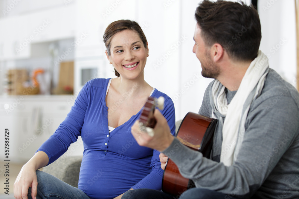 mom and dad play music and sing a song together - obrazy, fototapety, plakaty 