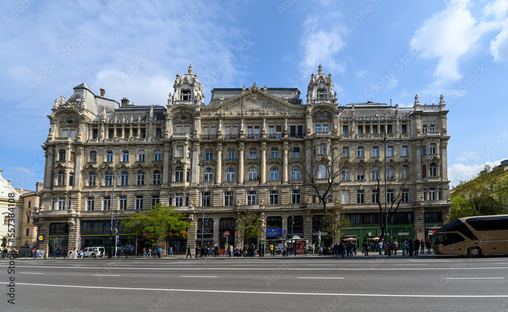 Obraz premium BUDAPEST, HUNGARY. Royal Tenement Palace historic building or Kiralyi Berpalota built in neo-baroque style.