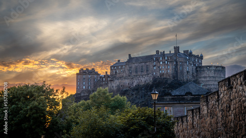 Château d'Edimbourg sous un joli ciel coloré au coucher du soleil