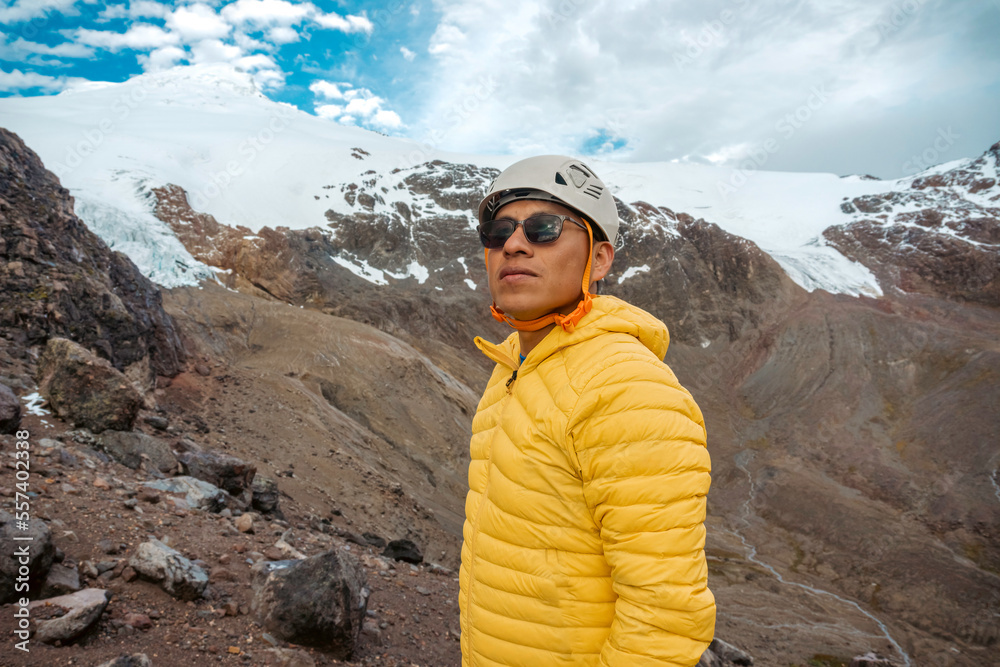 Naklejka premium man Traveler hiking in the Mountains