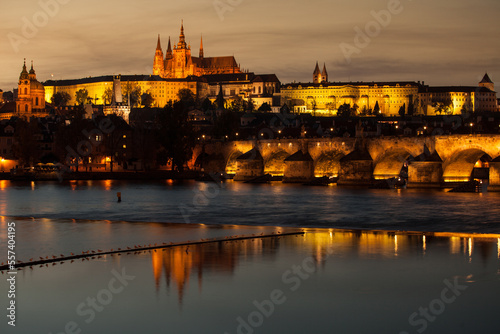 Prager Burg spiegelt sich in der Moldau zum Sonnenuntergang