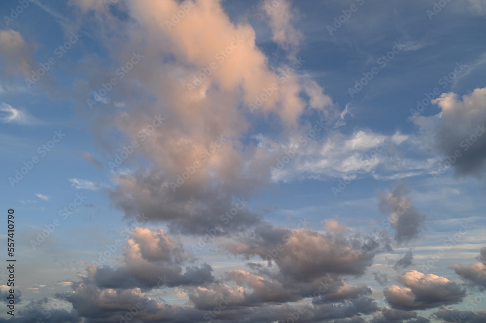 Cumulus sur fond de ciel crépusculaire Cumulus sur fond de ciel crépusculaire