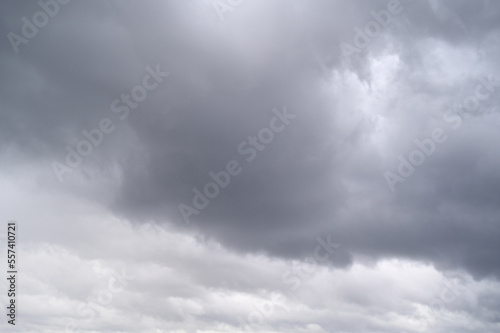 Ciel gris avec des stratus