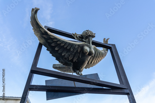 Fotografi Monument mythological bird harpy metal as a symbol of university and college students good luck in exams
