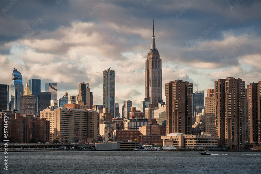 Fototapeta premium Empire State and Manhattan Skyline