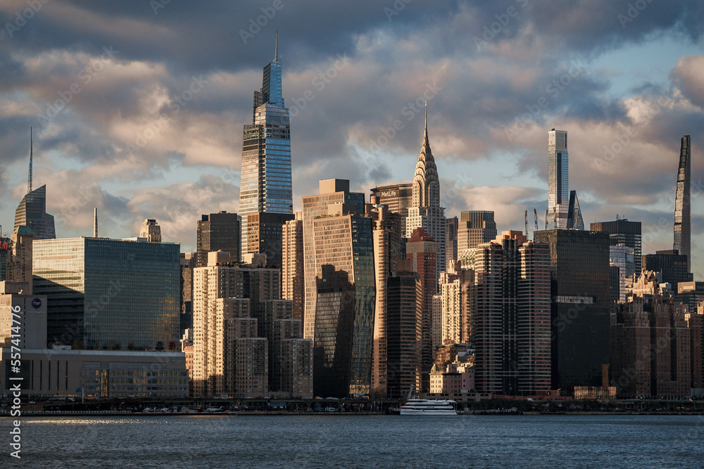 Fototapeta premium Chrysler Building and Manhattan Skyline - Sunset