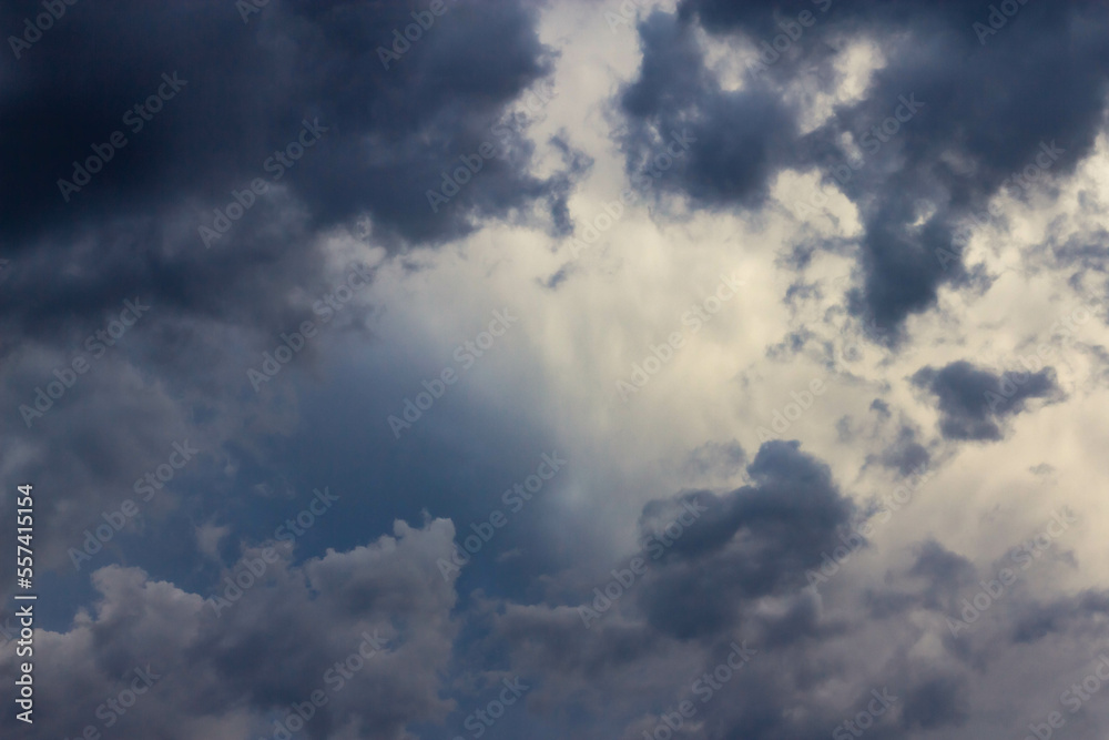 Obraz premium Closeup of dramatic sky with heavy black clouds