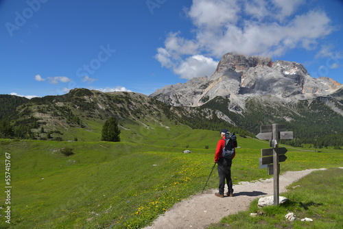 Wanderer auf der Plätzwiese in den Dolomiten