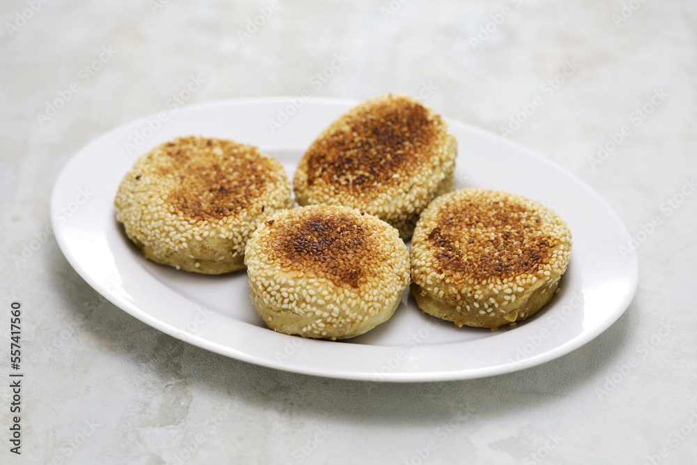 Beijing sesame shaobing are served with hot pot in winter Beijing sesame shaobing are served with hot pot in winter