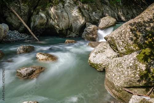 Schlucht mit Fluss in den Alpen