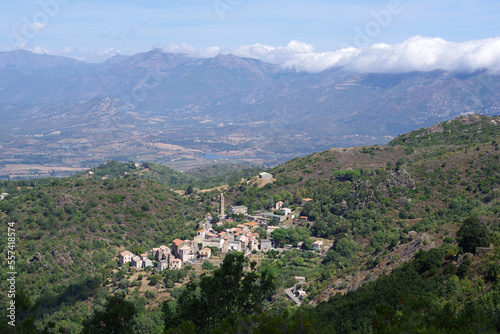 Vue sur un village du Nebbio, Corse