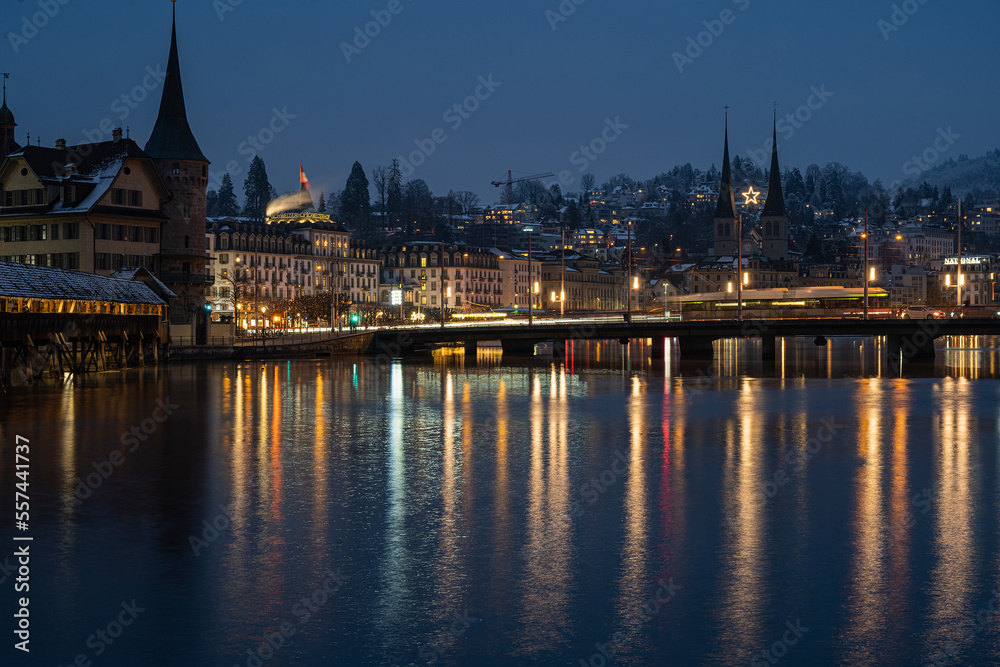 Seebrücke nachts, Luzern, Schweiz Seebrücke nachts, Luzern, Schweiz