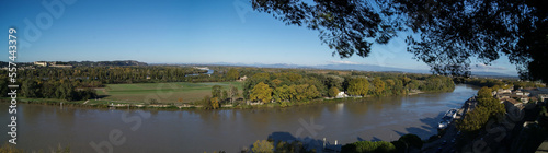 Panorama sur les deux bras du Rhône et l'île de la Barthelasse depuis les hauteurs d'Avignon