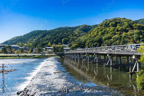 京都の嵐山にある渡月橋の風景