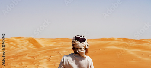 mann mit turban steht in der Rimal al Wahiba Wüste,Oman,