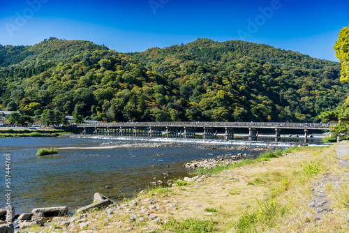 京都の嵐山にある渡月橋の風景