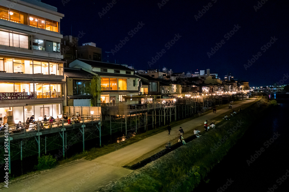 京都の夜の川床の風景