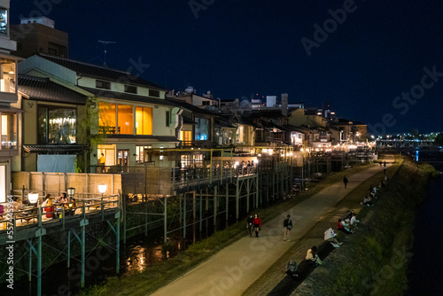 京都の夜の川床の風景